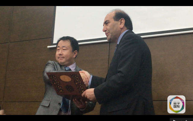 喀布尔大学董事长法鲁基在10月31日的送行活动中为赵京武颁发奖状.jpg